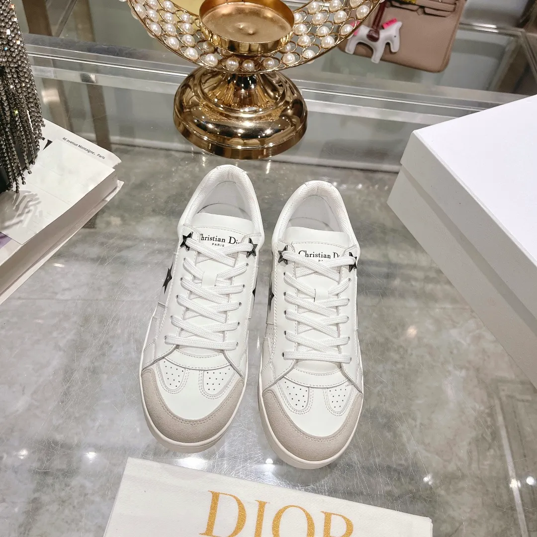 👟👟Ex-factory price 560👟👟Dior2024 new white shoes, Dior Dior Star women's sports shoes, very light summer white shoes. The upper is carefully made of imported suede, decorated with tonal suede panels, metal stars decorate the lace eyelets, and breathable mesh inside. The upper is punched and designed not to stuffy the feet. It is equipped with Christian Dior logo and thin soles. The thick sole is suitable for all seasons! Size: 35-41 (40 and 41 are customized and cannot be returned or exchanged)